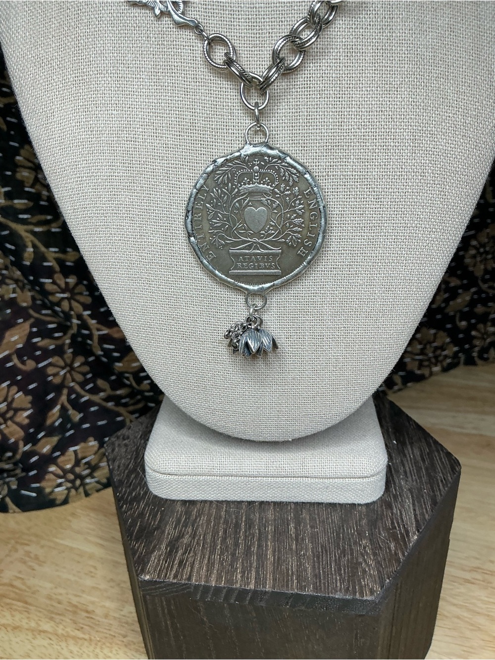 🤍 Queen Anne “Entirely English” 1702 Medal Replica Necklace - Picture 7 of 8
